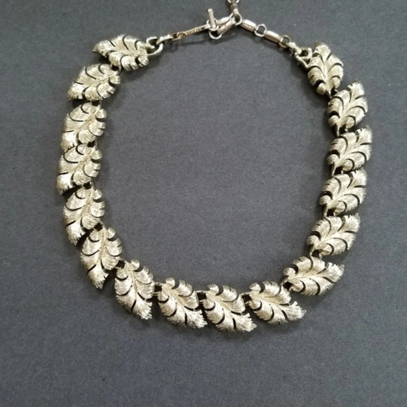 Vintage Jewelry - Vintage Lisner Intricately Crafted Leaves Choker in Silvertone